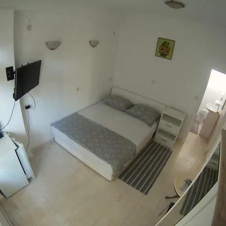 Salona Suite Πανσιόν 3*